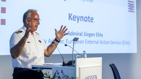 Konteradmiral Jürgen Ehle Konteradmiral Jürgen Ehle am Rednerpult